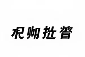 横版主图：夜间演播厅外走廊聚拢的围观人群与手持设备画面