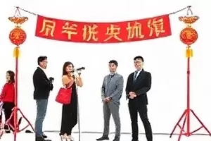 《配音棚的第十七遍》封面：配音棚内立式话筒与翻旧的台词本