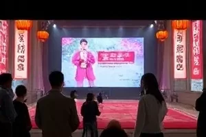 《换场五分钟》封面：工作人员搬动布景的换场瞬间