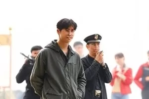 《盒饭时间的即兴》封面：折叠桌上摊开的餐盒与随手写的纸条