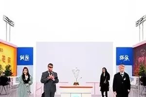 《台上台下的隔空对口型》封面：台上演员与台下观众同时比划的画面