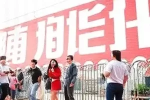 《群访席上的空椅子》封面：群访席第一排无人入座的空椅子